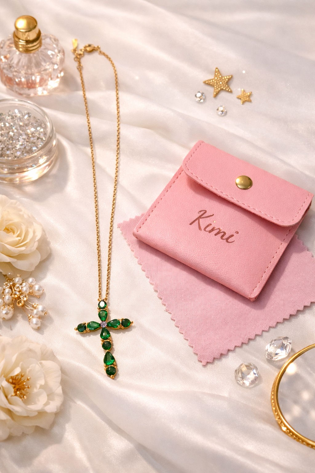 Collier croix doré acier inoxydable pierres vert émeraude tendance femme de la marque Kimi ✨