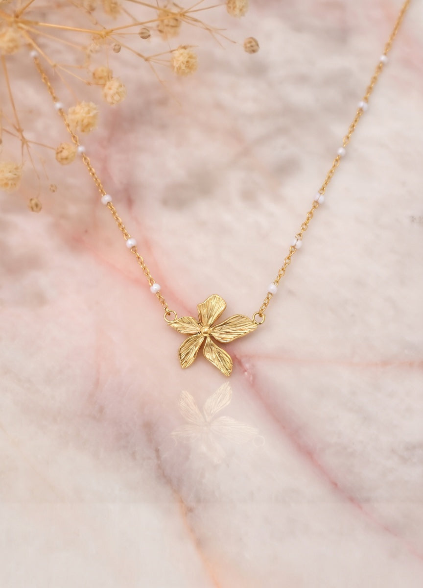 Collier fleur dorée ; perles blanches Kimi Bijoux - Acier inoxydable ✨